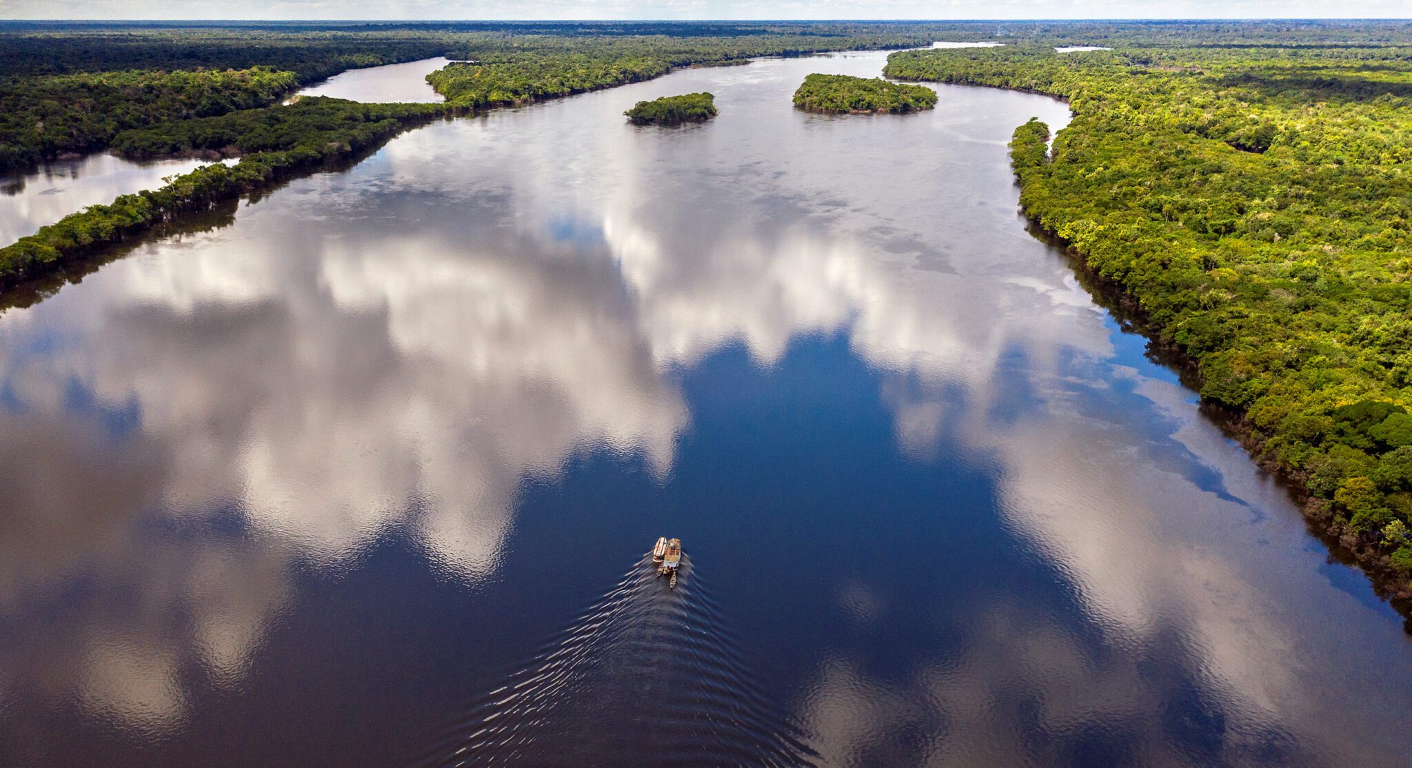 Projeto Gosto da Amazônia leva chefs de cozinha do Rio de Janeiro até a Terra Indígena Paumari, no sul do Amazonas, para conhecer o manejo do pirarucu e seus impactos econômicos, sociais e ambientais na região. Os chefs criarão pratos com o pirarucu, o maior peixe de escamas de água doce do mundo, para contribuir com a introdução do produto no mercado do Rio de Janeiro.
Imagem de drone de uma embarcação que cruza o rio Tapauá próximo da aldeia Patauá.
Foto Marizilda Cruppe/Divulgação